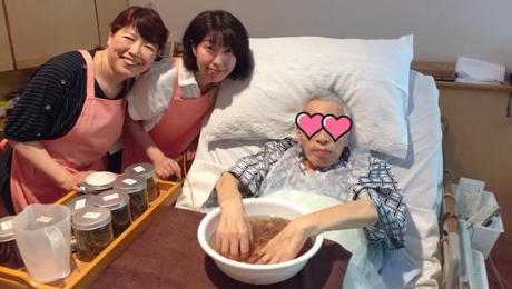 ハーブ手浴をしている方と渡邉真澄さんと入江泰子の写真