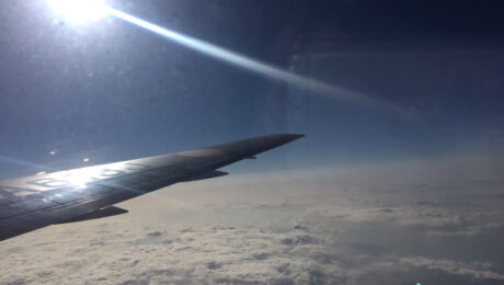 飛行機の窓から撮った空の写真