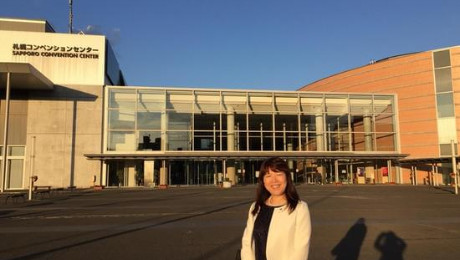 学会が開催された建物の前で記念撮影をする入江泰子の写真
